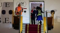 “مشادة- مودّة لحظية” أم “صفعة غاضبة” على الوجه؟ بريجيت توجه “صفعة” لماكرون وترفض الإمساك بيده.. وهكذا كان تعليقه