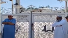 روايتان مختلفتان عن غلق جامع دوميز.. خلاف بين إمامين رواية المصلين والوقف السني يتهم أحد خدمة الجامع بإغلاق الباب الخارجي