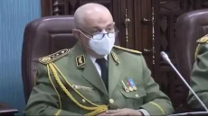 في سيرته المختصرة، بدأ الجنرال عبد القادر آيت وعرابي المولود عام 1947 مسيرته العسكرية في البحرية الجزائرية خلال ستينيات القرن الماضي