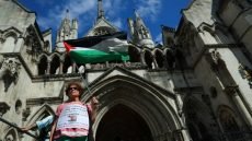 بعد تجميد حسابات منظمتين داعمتين لفلسطين.. مخاوف من توسع قمع المؤيدين السلميين في بريطانيا