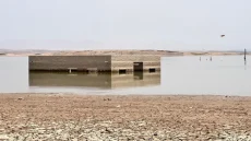 انخفاض حاد في خزين سد الموصل وتحذيرات من أزمة مائية خطيرة