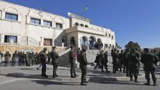 تنامي التوتر بين السلطة والنقابات يُنذر باشتعال الجبهة الاجتماعية في الجزائر