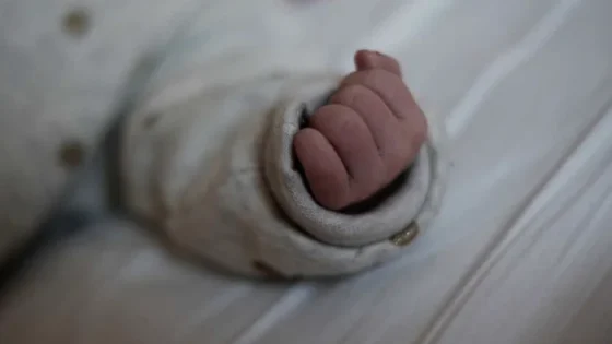 إنقاذ طفلة من البيع يفتح ملف حماية الطفولة في زمن الفاقة