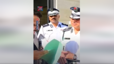 ⭕ بالفيديو من موقع ادنى مدير المرور العام ينجز شخصياً من قبله معاملات المواطنين في دوائر المرور