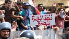 العشرات من الخريجين يغلقون طريقاً حيوياً للحقول النفطية بالبصرة