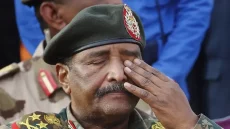 البرهان يسعى لاحتواء أزمة محتملة بسبب استخدام الكيماوي