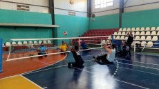 بقيادة المدرب أيوب شافي ..فريق الأنبار للكرة الطائرة جلوس يتحدى الصعاب من هيت إلى نينوى.. حلم البطولة لا يغيب