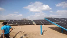 العمل تطلق مبادرة لتوزيع ألف منظومة طاقة شمسية للأسر المتعففة