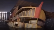 متجاوز ولم يلتزم بالإخلاء ..النقل البحري تروي  تفاصيل غرق مطعم “تستاهل البصرة”