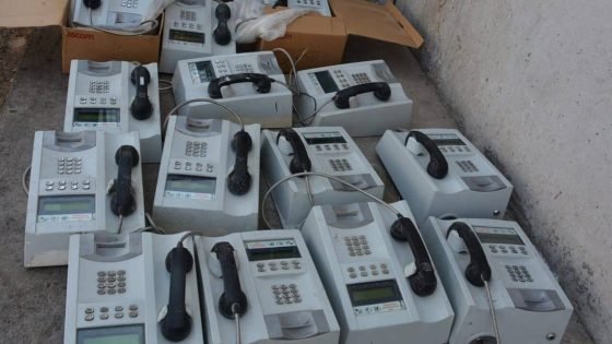 مشروع متكامل ..يخدم السجناء وإدارة السجن.. نصب كابينات اتصال جديدة في “العدالة 2”