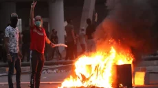 لليلة الرابعة على التوالي.. احتجاجات البصرة تتواصل والقوات الأمنية تفرق المتظاهرين بالقوة