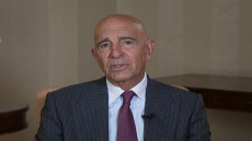 توم برّاك يتحدث أمام صحفيين في برج ترامب بمدينة نيويورك