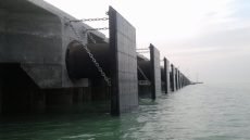 كاسر الأمواج يغلق خور عبد الله ..هادي العامري لم يوافق.. بحار عراقي: ميناء مبارك الكويتي خطير للغاية