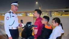 الفيديو: خلال جولات ميدانية مسائيه ، الفريق الدكتور عدي سمير الحساني يستوقف سائق دراجه وبصحبته اطفال على احدى الشوارع الرئيسيه في العاصمة بغداد . #سلامتكم_مسؤوليتنا العلاقات والاعلام