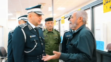 مدير المرور العام : يلتقي بالمواطنين في مواقع تسجيل المركبات ويشرف من قبله على انجاز معاملاتهم .