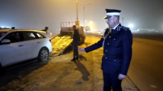 بالفيديو : مدير المرور العام : يشرف على احدى الحوادث المروريه على الطرق الخارجيه بسبب توقف مركبه على الجانب الايسر للطريق وادى الى فقدان السيطرة لمركبه اخرى كانت تسير بنفس الاتجاه