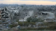 قصف إسرائيلي على قطاع غزة وحماس تندد باستهداف مركز إيواء