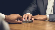 تقرير أمريكي يحذر: الفساد والوظائف والنفط يحاصرون مستقبل العراق المالي