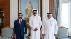 أمير قطر يجتمع بالخنجر والحلبوسي في الدوحة