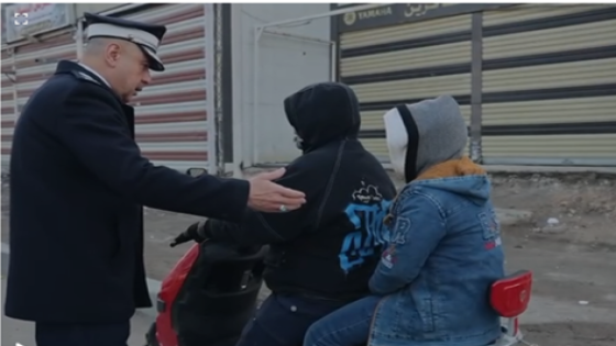 بالفيديو : مدير المرور العام : وخلال الجولات اليوميه لمتابعة حركة السير والمرور يستوقف سائق دراجه لمخالفته شروط السلام والامان