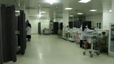 “يبيع المخدرات داخل العيادة”.. القبض على منتحل صفة طبيب جرّاح في بغداد