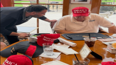 صورة غامضة من سافايا.. ماذا تفعل “العملة العراقية القديمة وصورة صدام” على طاولة ترامب؟