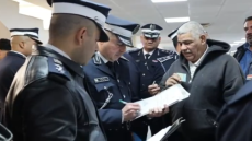 بالفيديو مدير المرور العام يتفقد موقع تسجييل المركبات 9 ويشرف من قبله شخصيا على انجاز معاملات المواطنين ،