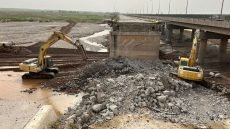 انهيار جسر حيوي في العراق يفاقم معاناة السكان بعد موجة سيول (فيديو)