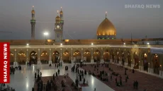 مسجد الكوفة يتزين بالزائرين في ليلة إفطار رمضانية