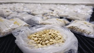 الداخلية: إحباط مخطط شبكة دولية لتجارة المخدرات بالتعاون مع الكويت