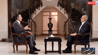 مرافعة صريحة لنائب رئيس البرلمان ..العصائب: كيف نجبر السنة على المالكي؟ عودته ستفتح كل “الدفاتر العتيقة” قال عدنان فيحان النائب الأول لرئيس مجلس النواب، إن اعتراض الرئيس الأميركي على ترشيح نوري المالكي للحكومة العراقية “أمر معيب”، ولكن ما الحل؟ هل نذهب إلى مواجهة بينما “يغيب النظام الدولي وتنفرد أميركا”؟ وزاد على ذلك إنه بغض النظر عن موقف ترامب فكيف يمكن أن نجبر المكون السني على المالكي بينما أجمعوا على رفضه، مفسراً موقفهم بأنه محاولة تجنب “فتح الدفاتر العتيقة” التي تعود خصوصاً إلى ولايته الثانية.سمعت اعتراضاً من بعض القوى الدولية، حول خلفيتي في المقاومة وكنت يوماً من الأيام معتقلاً، وكان الاعتراض كيف أتسنم منصباً مثل نائب رئيس البرلمان، لكن في النهاية هذا شأن داخلي، والمنصب هو منصب تشريعي وليس تنفيذياً وجاء نتيجة الانتخابات وتصويت الناس.سمعت جواب هذا الاعتراض من مختلف الألوان، ليس فقط من قيادات الشيعة، بل سمعت حتى من قادة المكون السني، وبصريح العبارة كانت الإجابة موحدة من الطرفين السنة والشيعة، بأن هذا الوضع ليس قابلاً للنقاش، فبالنهاية هذا الشخص منتخب من أبناء الشعب العراقي وجاء كنائب يمثل أبناء الشعب وتم انتخابه لهذا المنصب من ممثلي أبناء الشعب العراقي، فأين الديمقراطية؟ وما هذا الاعتراض المخالف للديمقراطية التي ينادون بها؟