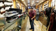 مسؤول يزيد الغموض.. ارتفاع أسعار السلاح في العراق مع تصاعد الحرب