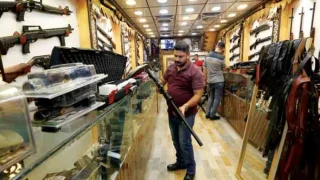 مسؤول يزيد الغموض.. ارتفاع أسعار السلاح في العراق مع تصاعد الحرب