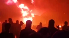 إخماد حريق “هائل” اندلع في سوق ومنفذ سفوان الحدودي في البصرة