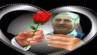 ا زوايا ساخنة ،،،الأم، الاخت، الابنة،الزوجه،الحبيبه..كل عام وانتم عيدنا الاكبر.. نبش في الذاكرة… ((حكاية حب ناضجة )) بقلم د.عزيز جبر الساعدي : لاجلكن سانبش ذاكرتي … … كانت معه ذات يوم في سنين الدراسة .. احبها .. ولم يكن يعي انها من الممكن ان تكون مع غيره بقية العمر …. مرت السنين دون ان يبح لها بحبه .. لكن الفرصة لا زالت متاحة .. فلقد تم تعينهم في دائرة واحدة .. اخذته الفرحة .. كلم نفسه .. ان الفرصة قد حانت الان كي يفتح لها قلبه .. ويعبر عن حبه العميق لها … وما يحمله من مشاعر .. لكن .. تجري الرياح بما لا تشتهي السفن … فقد جلب انتباهه وجود خاتم الخطوبة في بنصرها الايمن .. ف عاد الى بيته بخفي حنين .. يجر اذيال احلامه المتعبة… اخذته افكار الياس يمينا وشمالا .. حتى اهتدى الى حل يريحه ويزيل عنه تلك الافكار ..وهو ان يكون ك صديق او اخ .. لينعم بقربها …… تزوجت الفتاة .. وتركت الوظيفة .. واختفت ذكراها في بئر النسيان …. تزوج هو وعاش حياته في راحة وسعادة … ومرت السنين .. كَبُرَ الرجل .. واصبح وحيدا … وفي بيته المتواضع كان الباب الخارجي يصدر صوتا ك صرير الرياح حين تهب … ألف هذا الصوت .. حتى اصبح جزءا من حياته الموحشة … في بيته مسجل صغير يستمع من خلاله لاغاني ام كلثوم .. عبد الوهاب .. فيروز .. ولديه تلفزيون يعرف منه اخبار الدنيا … خرج في احد الصباحات المشرقة الى السوق القريب من بيته لشراء بعض الحاجيات .. متكئاً على عصاه … ونظارته السميكة العدسات تملأ نصف وجهه ههههه … واذا به يسمع وسط زحام السوق .. واصوات الباعة والمارة… صوتا مالوفا لديه .. بل محببا الى قلبه .. له وقع خاص في وجدانه … لم يفارقه منذ شبابه … تقدم باتجاه مصدر الصوت .. فاذا بها هي تلك الحبيبة التي كتم في قلبه حبها … تفرس في وجهها .. غمرته فرحة كبيرة … وجد انها اصبحت امرأة مكتنزة ..تجاوز عمرها السبعين بسنين … انتبهت هي الاخرى الى الرجل المسن الذي تجاوز حدود اللياقة في النظر اليها . وقبل ان تنبس ب بنت شفة .. بادرها هو بالسؤال … هل انت نور .. ؟؟ ضحكت .. وقبل ان تجيب .. ادرك حالا .. انها هي تلك النور التي كانت حبه من زمن بعيد … قالت : نعم .. وكيف عرفتني قال : قبل ٥٠ عاما كان لك زميل في الكلية .. ثم موظف في نفس الدائرة .. صاحت المرأة بكل الفرح .. يا الله .انت.. ( نور عبدالله ) الذي كان ياخذ درجاتي في الدراسة بسبب تشابه الاسماء .. هههههههههه .. كيف حالك يا رجل .. كم انا سعيدة بهذه الصدفة الجميلة … اخذته نشوة اللقاء .. ف دعاها لاخذ فنجان قهوة في بيته .. والخجل باد في نبرة صوته … لم تعترض ..دخلت البيت .. ف ازعجها صرير الباب .. قال : عذرا ف حاجيات البيت مبعثرة … ضحكت ذات الضحكة التي ارقته اياما وليالي .. انفرجت اسارير وجهه .. وضحك ضحكة مكبوتة.. فهو لم يتمتع بهذا القدر من الفرح والسعادة منذ أن فارقت زوجته الحياة قبل عشر سنوات وتركته وحيدا … وبينما هي تتأمل البيت وما فيه ..اختلطت الصور في ذهنها وانشغلت بحوار داخلي .. انه هو … هو .. لم يجرأ على البوح بما في داخله .. وانا التي احببته منذ ذلك الزمن .. احضر فنجاني قهوة بيد مرتعشة ووضعها امامها ..وراح شريط الذكريات يعيد نفسه بينهما … قال : ماتت امي قالت : هل تقبل ان اكون لك اماً قال : ليس لي صديق قالت : هل تقبل ان اكون صديقتك قال : ماتت حبيبتي قالت : هل تقبل ان اكون حبيبتك .. قال : ماتت زوجتي قالت : اتقبل ان اكون زوجتك .. وضحكت ضحكتها الازلية المجلجلة قال : كيف يكون ذلك قالت: انا ايضا مات زوجي ولم يبق لي سوى ولد وبنت .. سافر الولد الى بلد الاغتراب .. وتزوجت البنت وسكنت في مدينة اخرى .. بقيت بمفردي في بيتيَّ الكبير … ترعاني امرأة بمبلغ من المال .. .. … … اتفقا على موعد آخر.. بعد ان تعمقت وتشابكت خيوط الامل والرجاء بينهما .. وبعد ان ملأ قلبيهما سنا شمس يوم جديد .. خرجت وهو يتبعها بنظراته الحانية … آملا منتعش القلب بلقاء اخر .. بعد خروجها هبت ريح عطرة … انتبه الرجل .. ان الباب لم يُصدر اي صرير مزعج … كل عام والمرأة… ام .. اخت .. زوجة .. زميلة .. حبيبة .. بالف خير .. عام سعيد ايتها المرأة العراقية ،الناضجة العظيمة … د.عزيزجبر الساعدي/ العراق