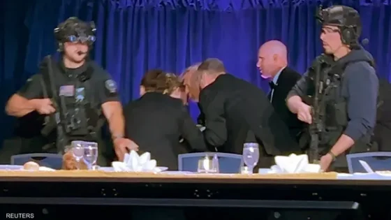 توتر وهلع وسط القاعة..تعثر ووقع.. لحظة إخراج ترامب من حفل البيت الأبيض بعد الهجوم ولحظة إطلاق النار