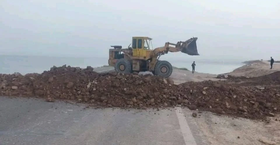 ارتفاع المياه يغلق طريق بحيرة حمرين في ديالى 2 1775323674951