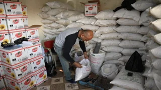 التجارة تحدد ضوابط قطع التموينية والعمل تنفي إيقافها عن مستفيدي الرعاية