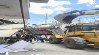 حملة لإزالة التجاوزات في شارع التربية وسط ميسان