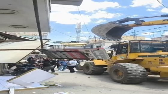 حملة لإزالة التجاوزات في شارع التربية وسط ميسان