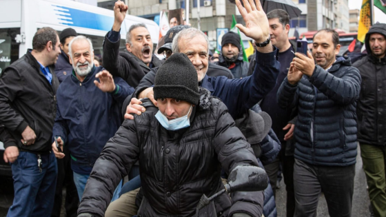 رسالة طويلة إلى الشعب..رئيس إيران يركب دراجة ويغادر أربعينية خامنئي: لسنا ضعفاء.. السلام يثبت مفاخر النصر
