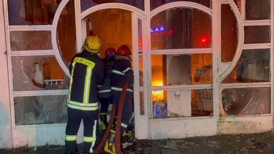 امتدت من فرن صمون مجاور”..الدفاع المدني ينقذ 10 أشخاص محاصرين بالنيران في بغداد