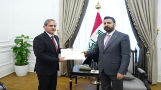 رئيسا الجمهورية والوزراء يكشفان عن الزيدي يكشف عن ذممهم  المالية ويسلمهونها  إلى رئيس هيئة النزاهة