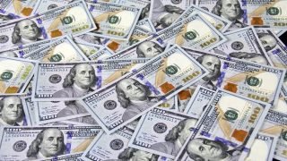 دولار العراق بـ 158 ألفاً والبنك المركزي ينفي رفعه إلى 160!
