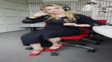 فيحاء الآغا… إعلامية تحدّت الإرهاب ورسامةٌ لوّنت الحياة بالأمل