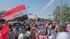 كر وفر على جسر الجمهورية”.. والأمن يمنع متظاهرين من الوصول للمنطقة الخضراء