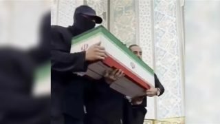 بعد الجدل الواسع.. الكشف عن هوية “الرجل المقنّع” في جنازة السيد الخامنئي