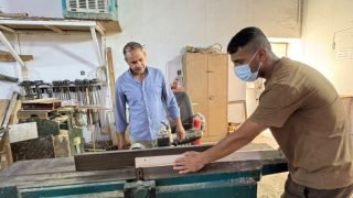 صناعة أمل خلف القضبان.. سجن الحلة يبدأ تأهيل 40 نزيلاً بمهنة النجارة
