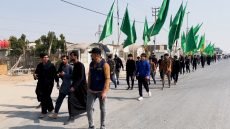 نحو 3 ملايين زائر وافد إلى العراق منذ بدء محرم لإحياء أربعينية الإمام الحسين.. الزوار الإيرانيون يواجهون حرارة الصيف  بالمياه والسباحة