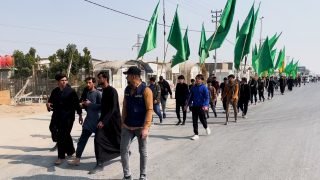 نحو 3 ملايين زائر وافد إلى العراق منذ بدء محرم لإحياء أربعينية الإمام الحسين.. الزوار الإيرانيون يواجهون حرارة الصيف  بالمياه والسباحة